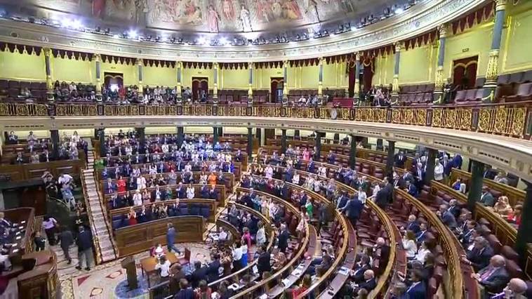 Petro, recibido con una larga ovación mientras los diputados de Vox abandonan el hemiciclo