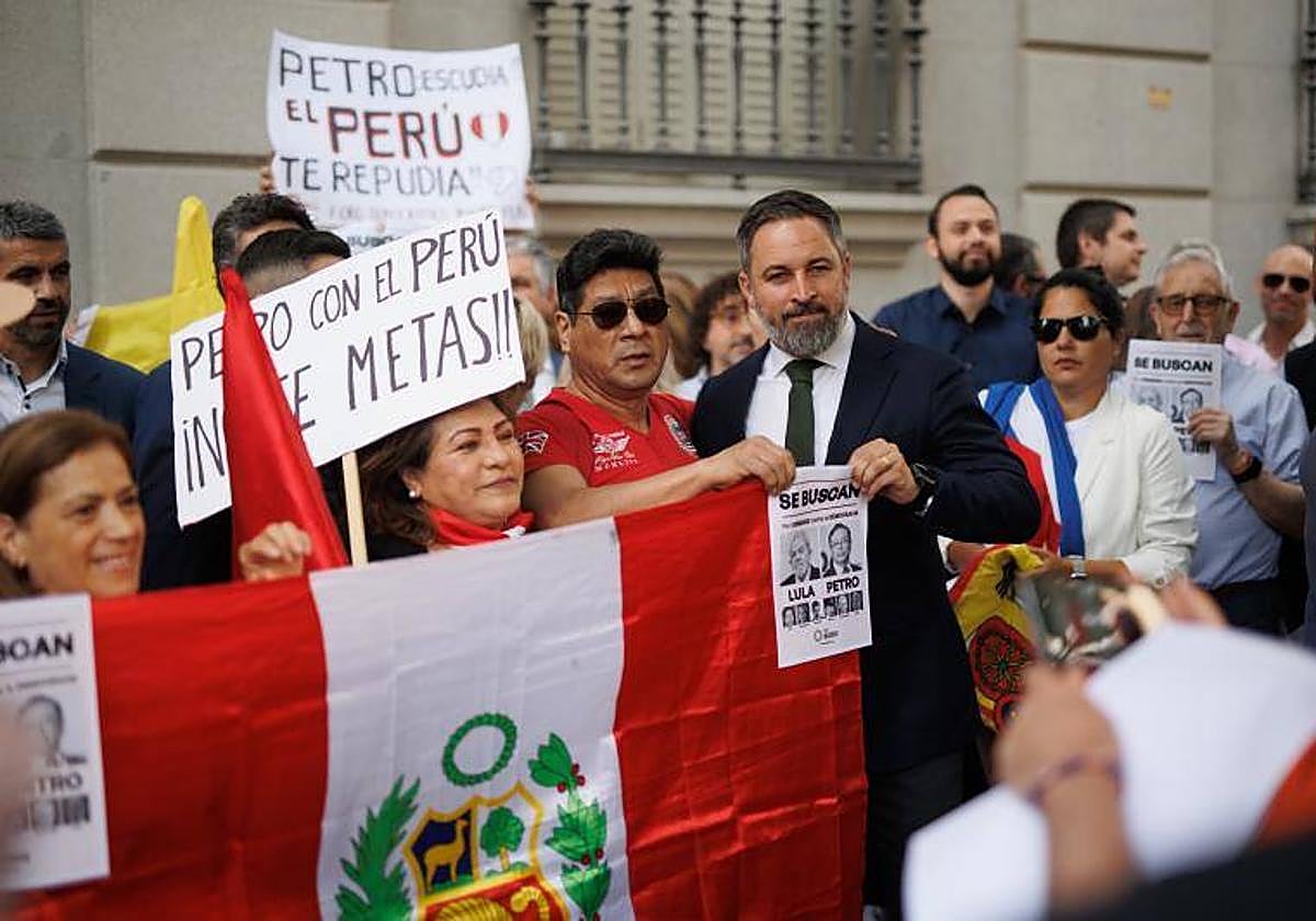 Santiago Abascal en la manifestación contra la visita de Petro a las puertas del Congreso