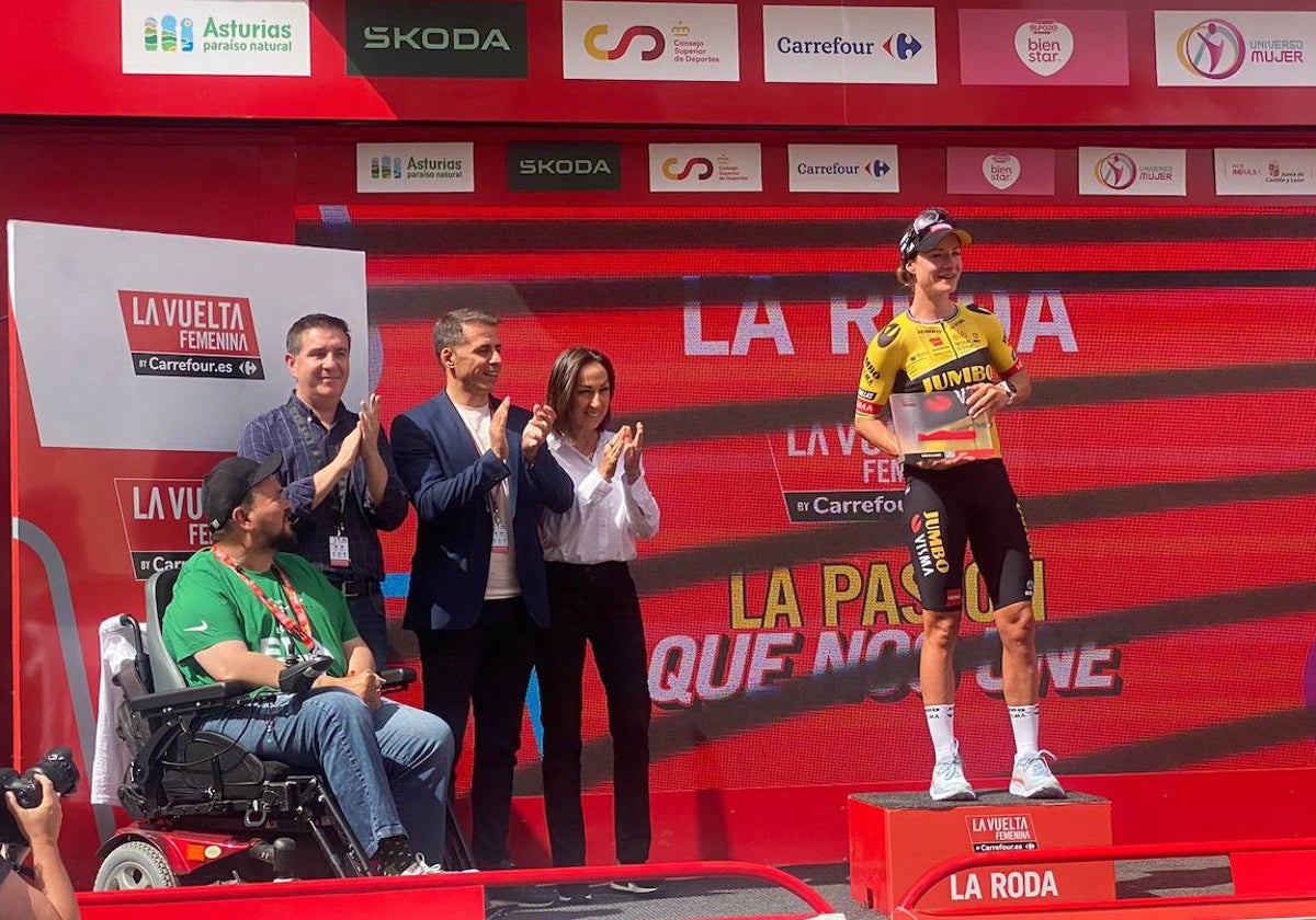 Marianne Vos, del equipo Jumbo-Visma, ha sido la ganadora al sprint y también es la líder de la general