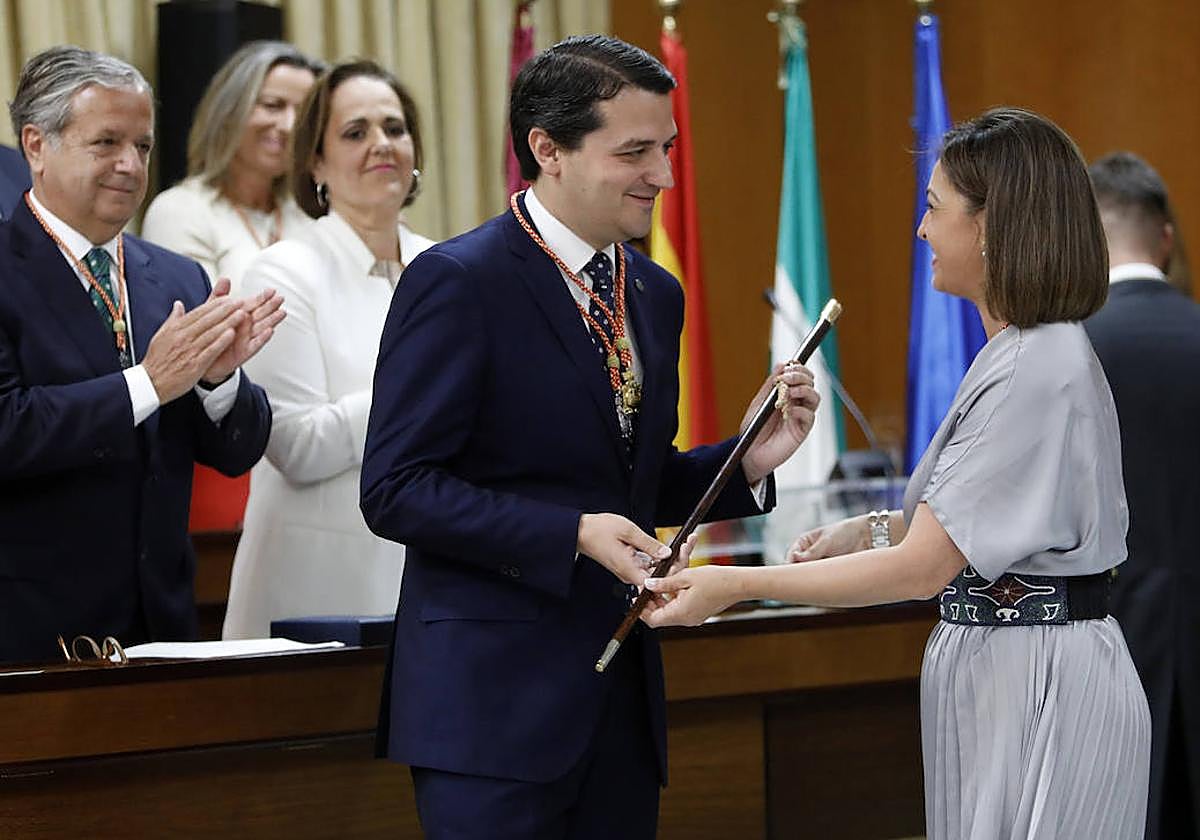 Bellido (PP) recibe el bastón de mando de Ambrosio (PSOE), anterior alcaldesa, en su investidura