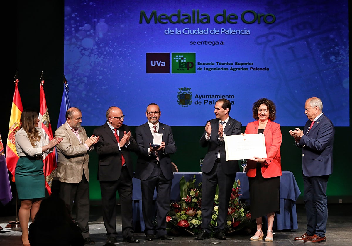 El Ayuntamiento de Palencia entrega la Medalla de Oro de la ciudad a la Escuela de Ingenierías Agrarias