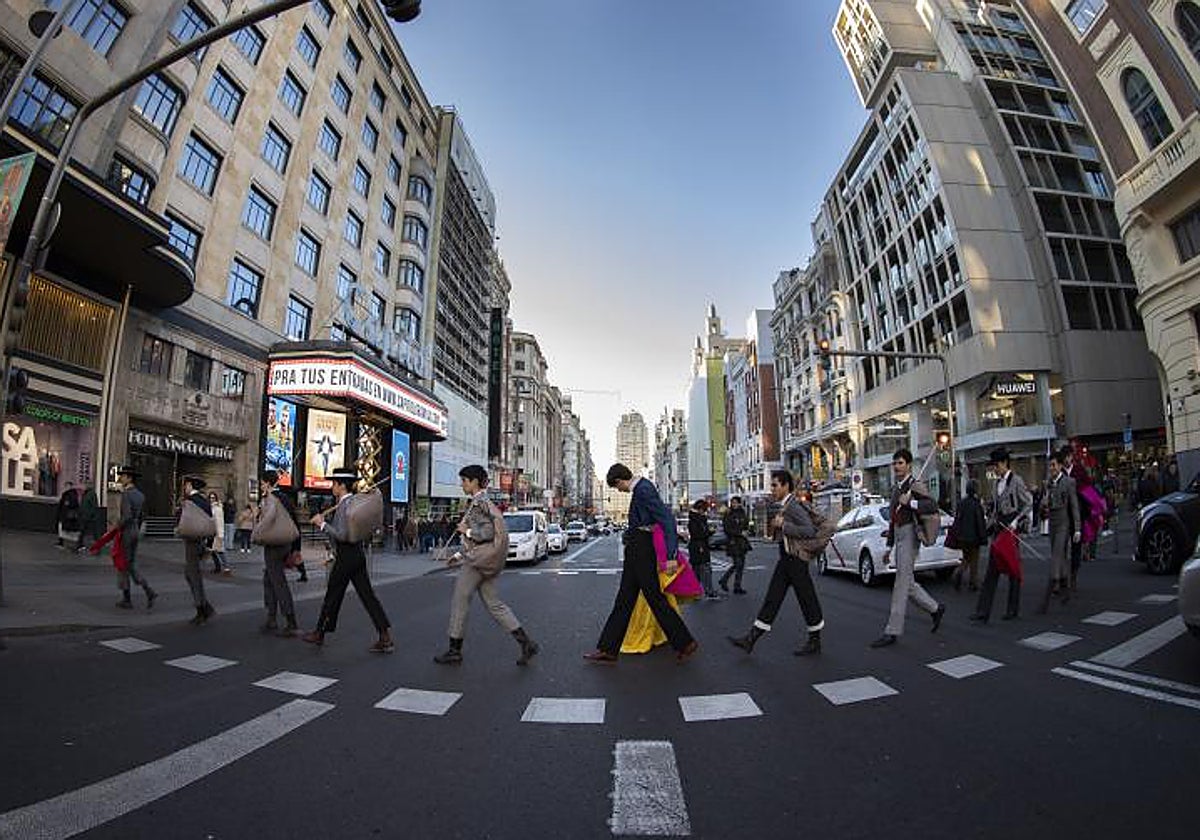 Varios novilleros cruzan la Gran Vía madrileña