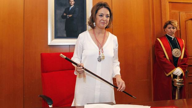 Isabel Ambrosio, con el bastón de mando, tras su investidura en 2015 como alcaldesa