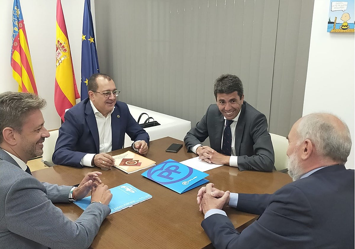 Imagen de la reunión del presidente del PPCV, Carlos Mazón, con la Asociación de Derecho Sanitario de la Comunidad Valenciana