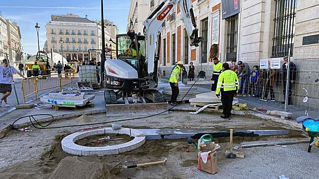 Imagen de archivo tomada durante las obras de la placa del Kilómetro Cero en la Puerta del Sol de Madrid