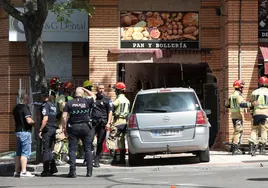 Un coche se empotra contra una panadería de la calle París en Toledo