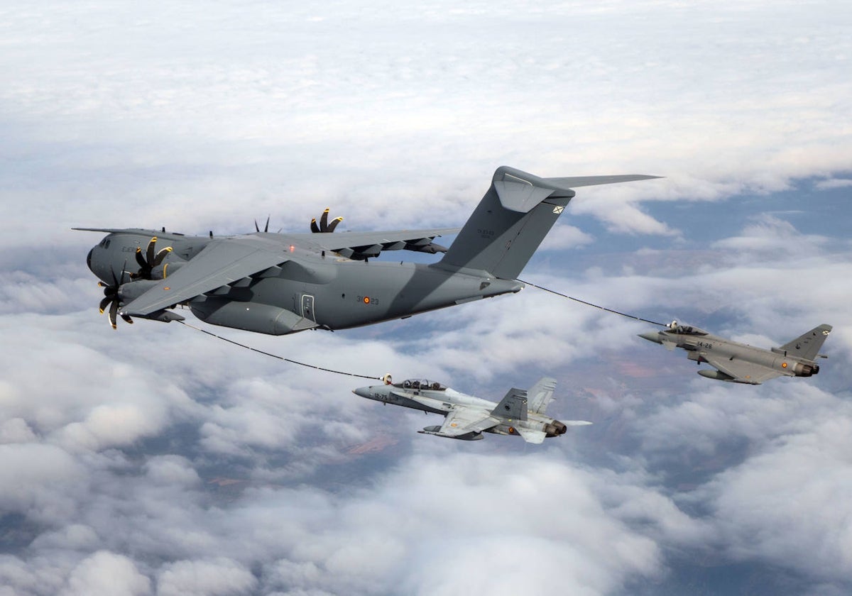 Un A400M español en misión de repostaje en vuelo con dos cazas Eurofighter y F-18 españoles