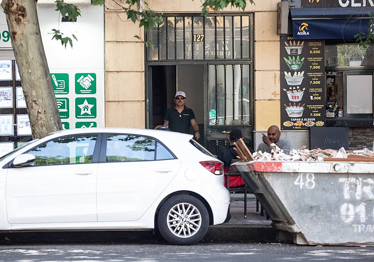 Un hombre sale del inmueble en el paseo de las Delicias en el que se explota sexualmente a mujeres