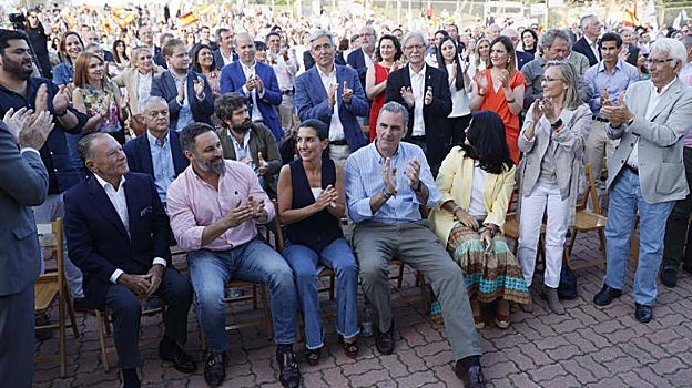 Los líderes de Vox con los simpatizantes durante el mitin en el auditorio Pilar García Peña