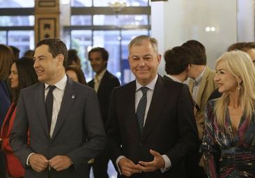 La moderación de Juanma Moreno se examina en los ayuntamientos de Andalucía