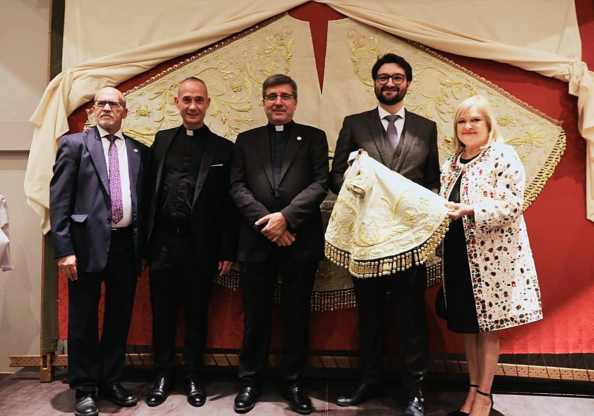 Imagen tomada durante la 'descoberta' del nuevo manto de la Virgen en el Ateneo Mercantil de Valencia