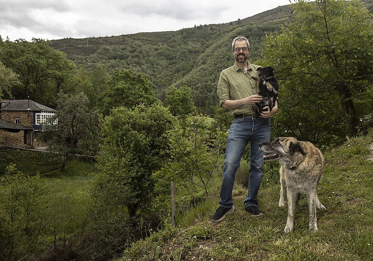 Pedro, con sus animales, en la aldea que lo conquistó