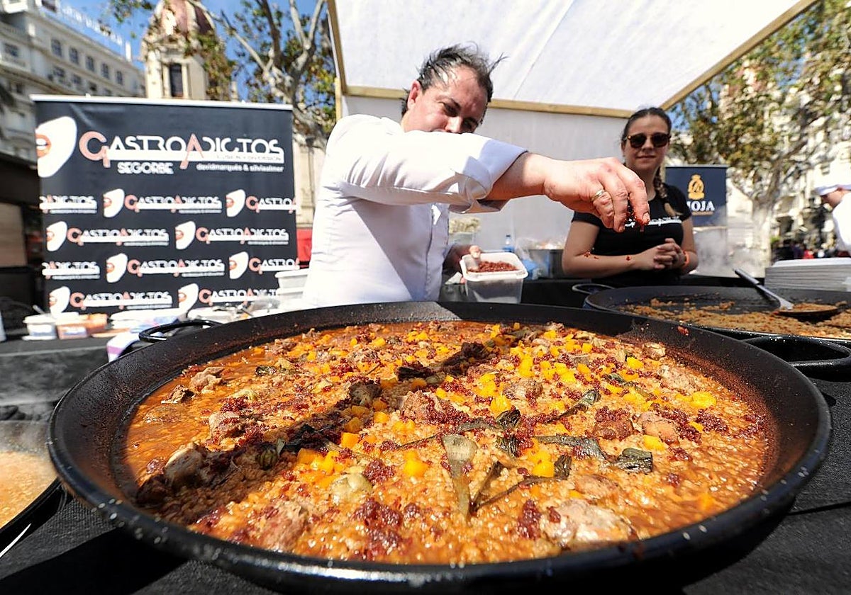 Imagen de un chef preparando su arroz en la plaza del Ayuntamiento de Valencia