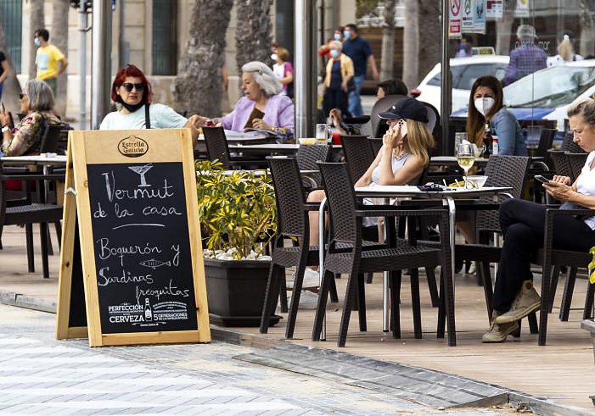 Imagen de archivo tomada en la terraza de un bar en la provincia de Alicante