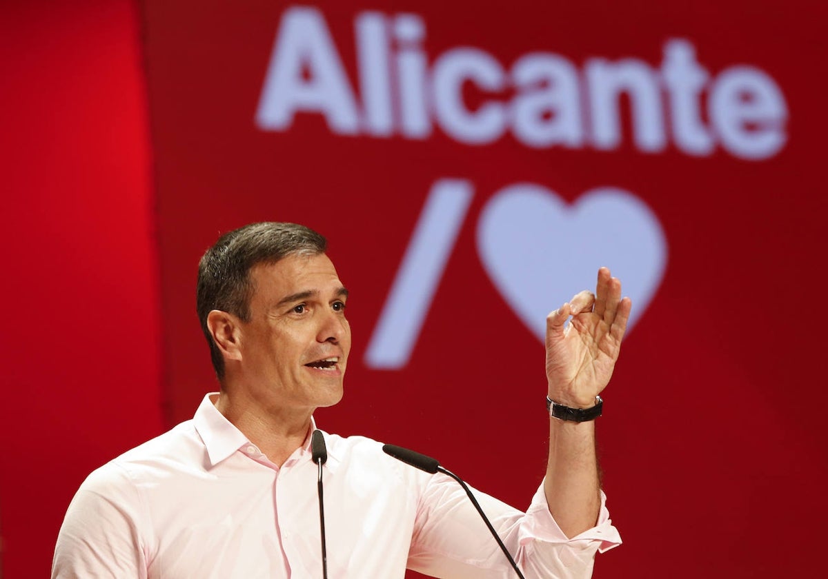 Imagen del presidente del Gobierno y secretario general del PSOE, Pedro Sánchez, durante su intervención en un mitin este viernes en Alicante