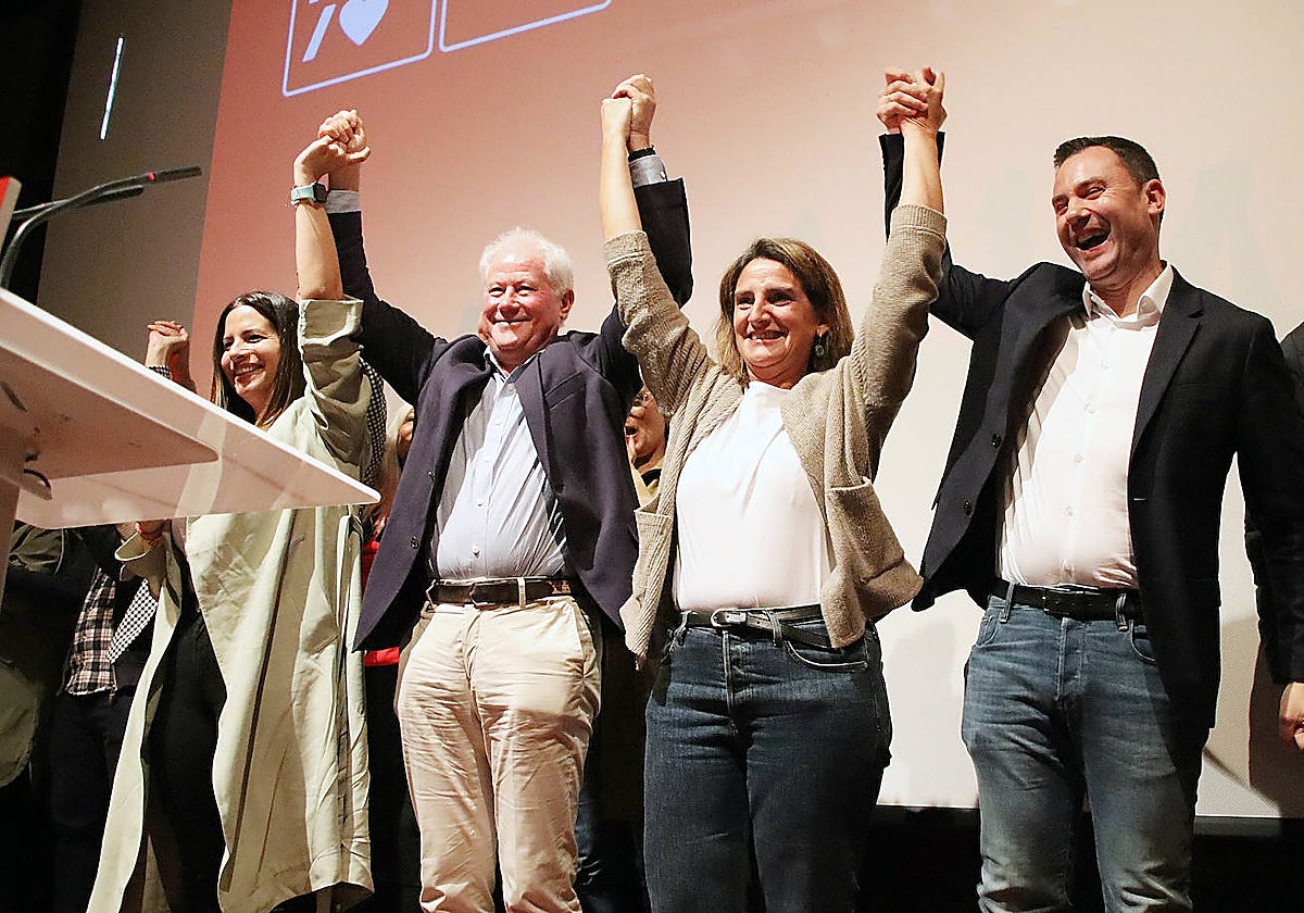 La vicepresidenta y ministra Teresa Ribera, este sábado en el acto del PSOE en Fabero (León), junto a la procuradora Nuria Rubio, el candidato socialista Demetrio Alfonso Canedo y Javier Alfonso Cendón, secretario provincial del partido