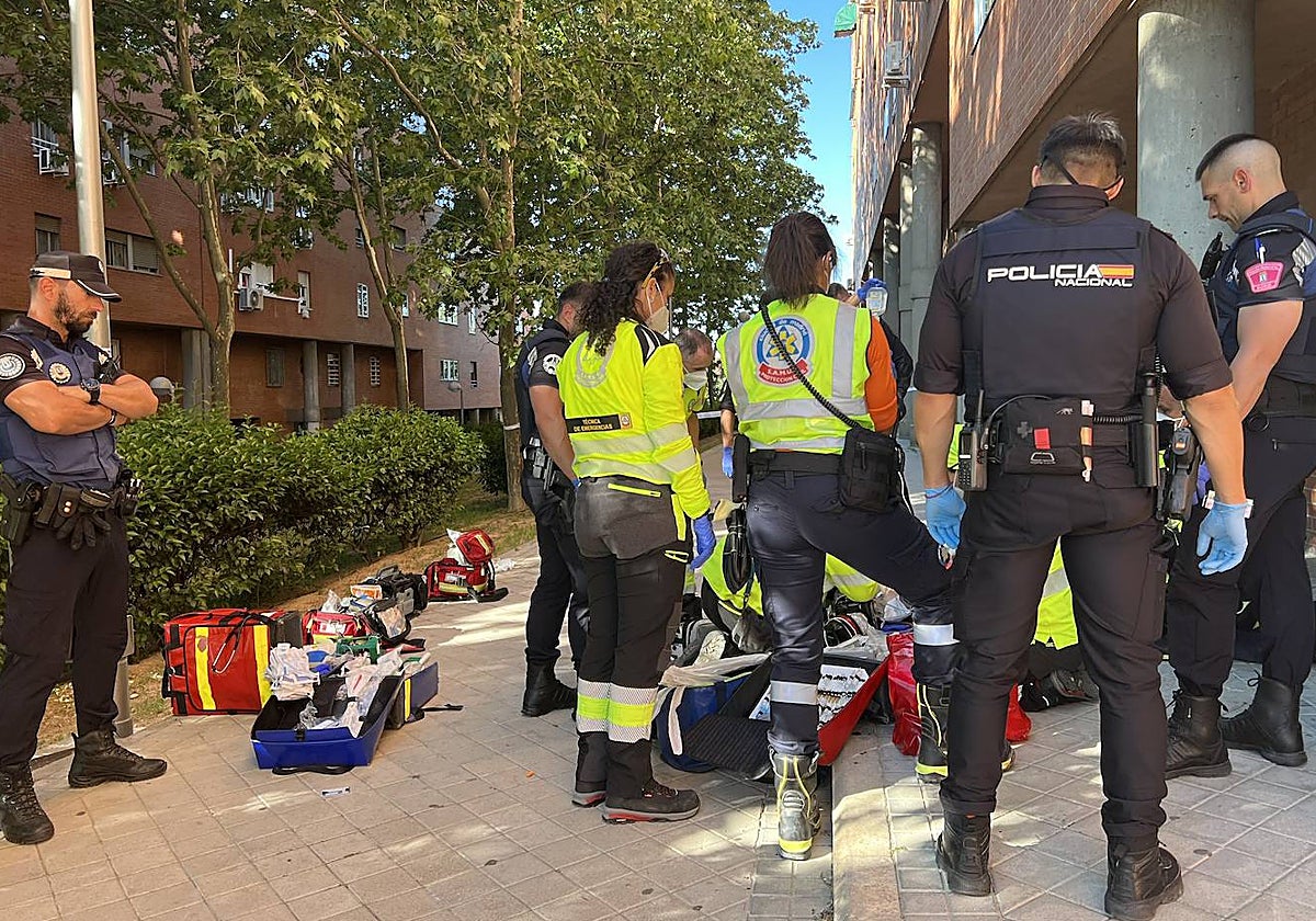 Agentes de Policía Nacional y Municipal y sanitarios de Samur-Protección Civil atienden a la víctima tras la reyerta