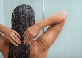 ¿Un accidente laboral por caerse de la ducha durante un viaje de trabajo? El Supremo unifica su doctrina al respecto