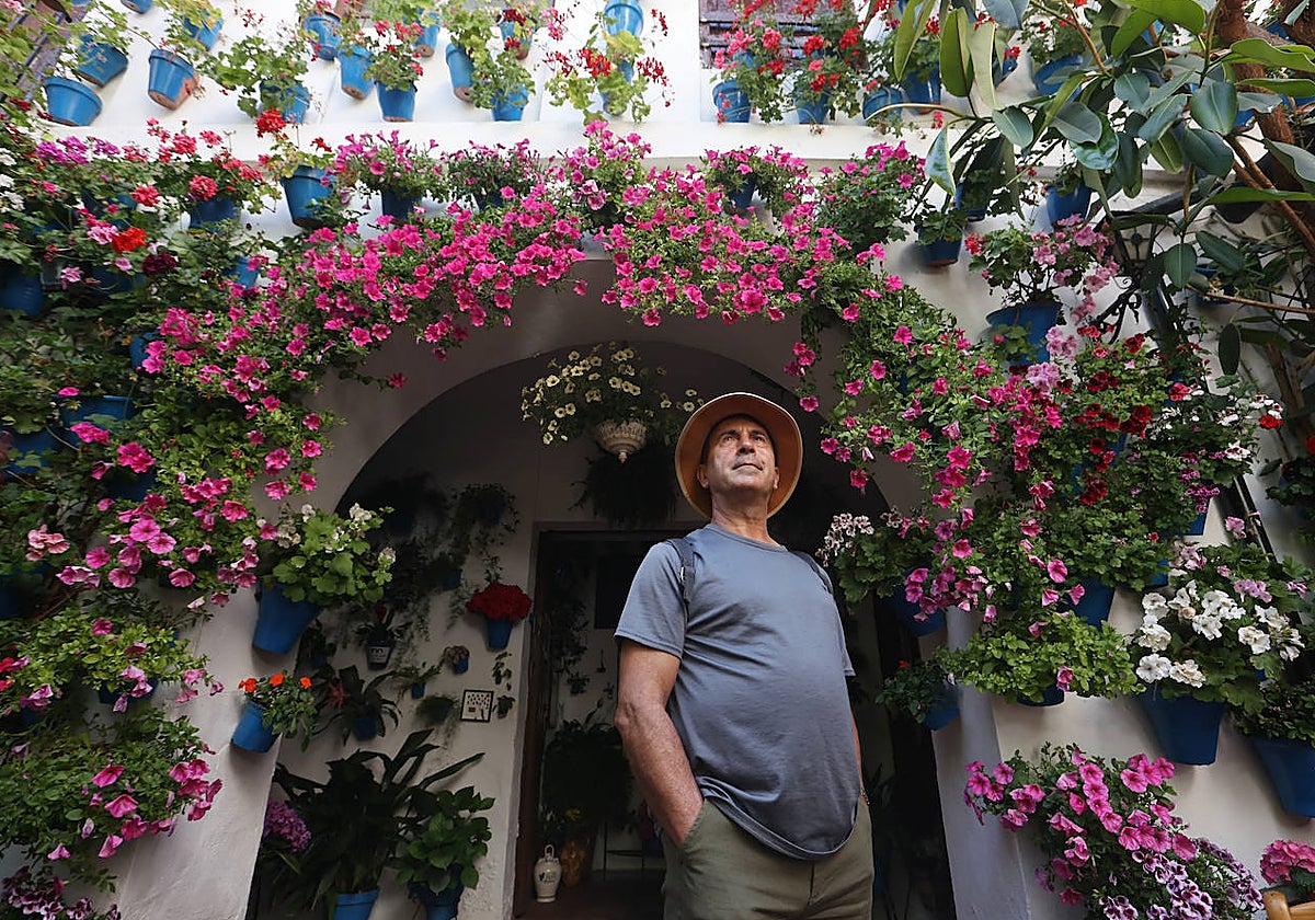 Un visitante en el patio de la calle Tinte