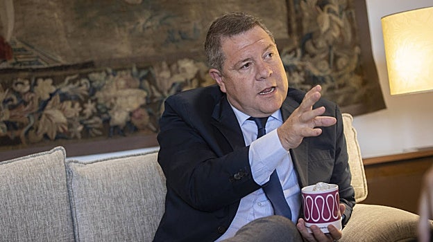 García-Page gesticula mientras atiende a ABC en Toledo