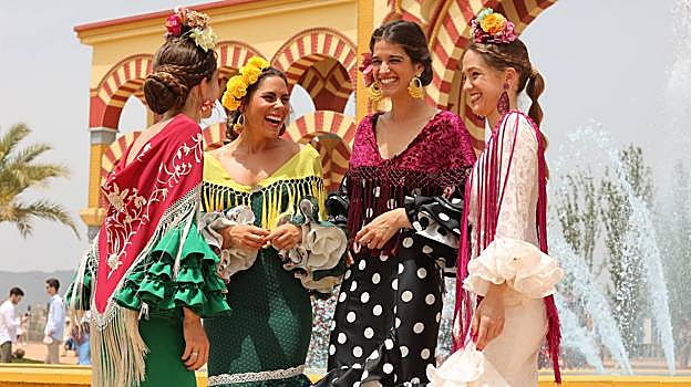 Jovénes vestidas de flamencas durante la última edición de la Feria de Córdoba