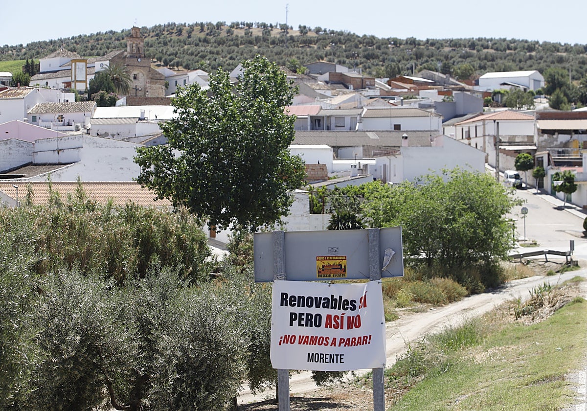 Cartel contra las megaplantas solares en la aldea de Morente, entre Bujalance y Pedro Abad