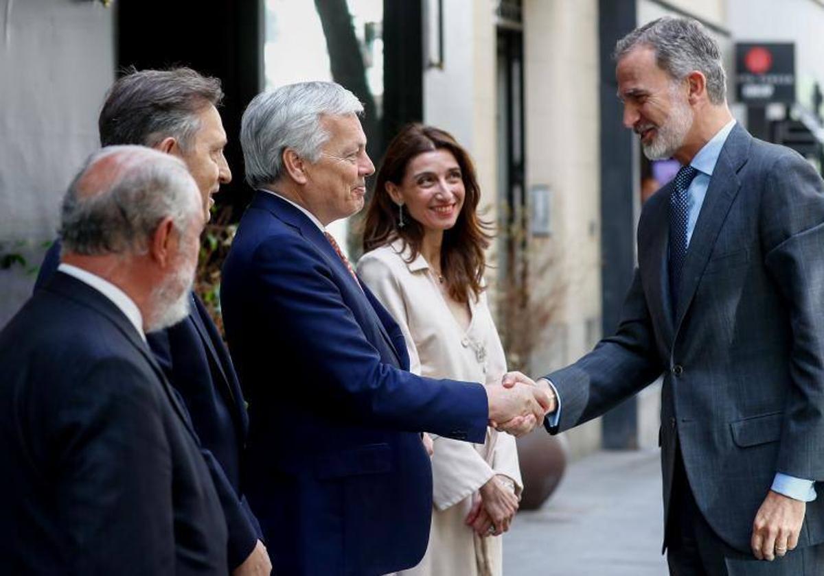 El Rey Felipe VI saluda a Didier Reynders antes de presidir el acto de presentación del «World Law Congress» y entrega del Premio «World Peace and Liberty»