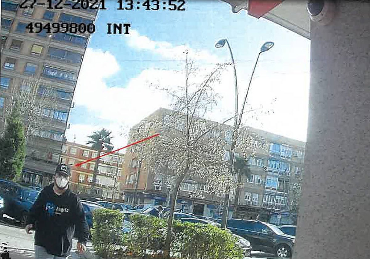 A.M, el supuesto socio de Alcasec, captado por una cámara de seguridad cerca de una sucursal bancaria