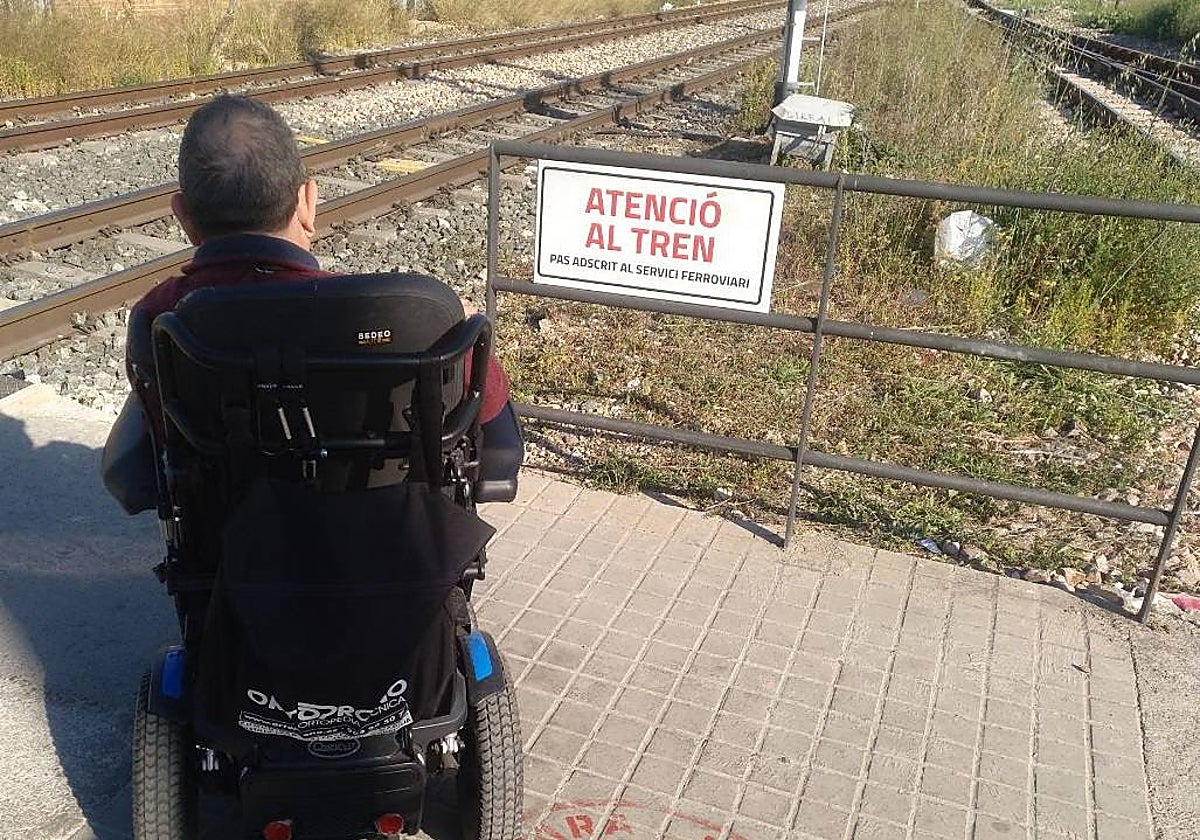 Imagen de Miguel Ángel frente a un paso peatonal de tren en Valencia