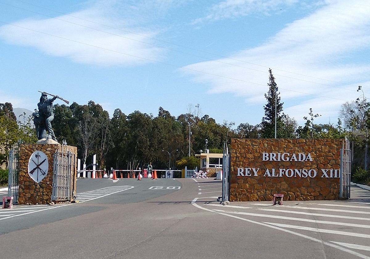 Acceso a la base militar Álvarez de Sotomayor en Viator, Almería.