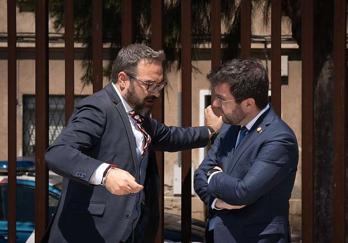 El consejero autonómico Juli Fernàndez y Pere Aragonès, presidente de la Generalitat, ayer, en Gavá (Barcelona)