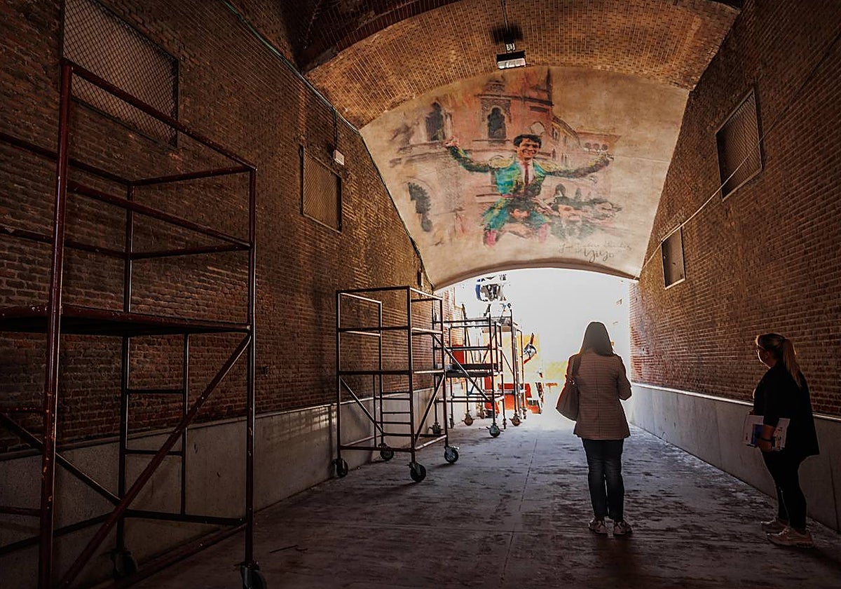 Túnel de la Puerta Grande, con el vinilo de Yiyo tras la reforma de Las Ventas