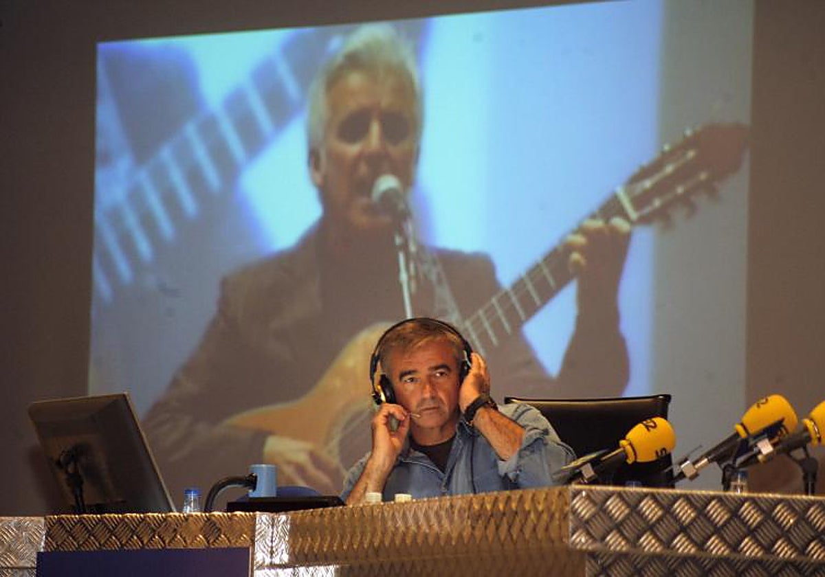 Francino, conduciendo un programa