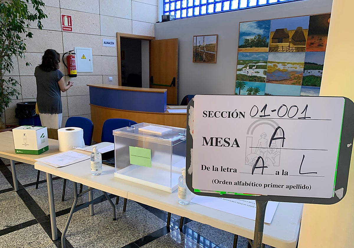 Mesas electoral preparadas para una votación pasada