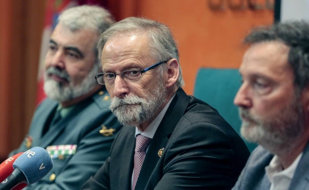 El presidente del Consejo de Colegios Veterinarios de Castilla y León, Luciano Díez Díez, presenta la aplicación ‘DataPets Castilla y León’ acompañado por el Jefe de Proyecto en Cestel, Ángel Talamanca y el comandante del Seprona, Juan Manuel Vicente
