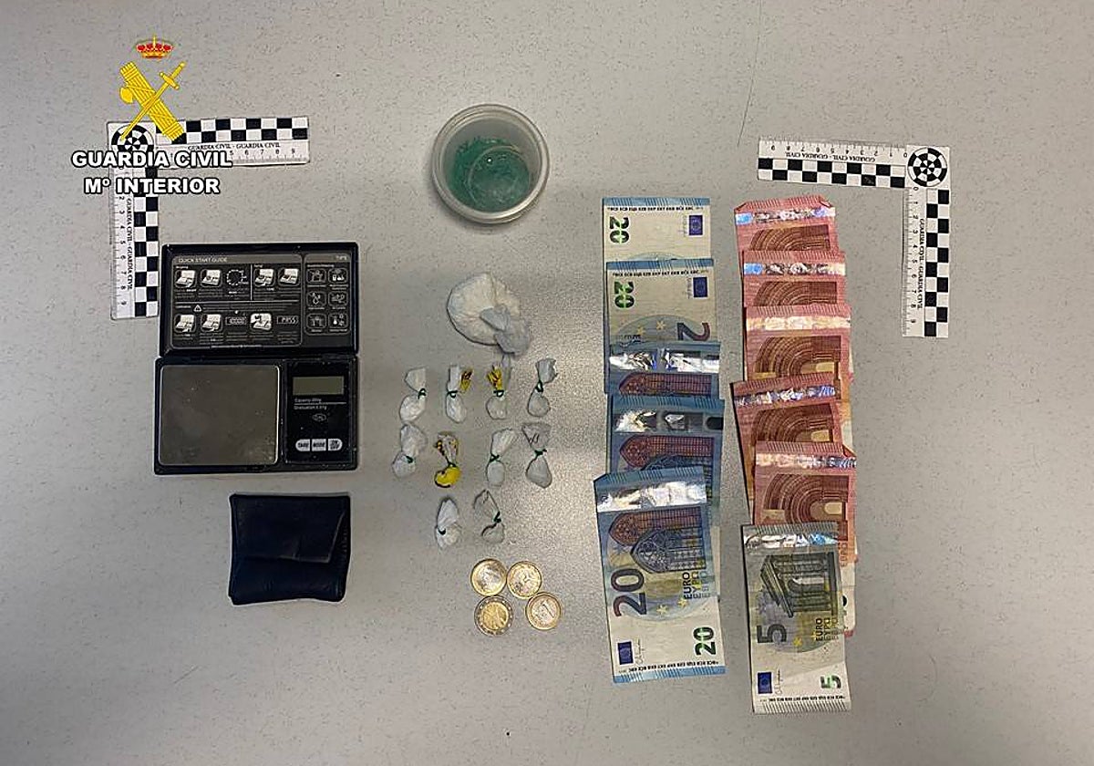 Imagen de los objetos incautados por la Guardia Civil al presunto traficante de drogas