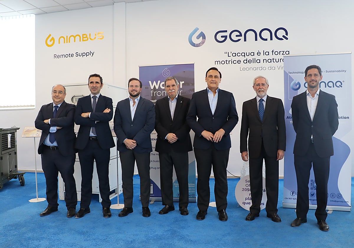 El consejero, tercero por la derecha, durante su visita a la localidad de la Subbética, este miércoles