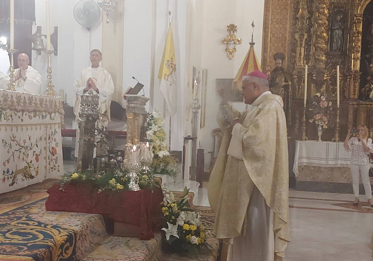 El obispo de Córdoba, durante la celebración en la basílica de San Juan de Ávila