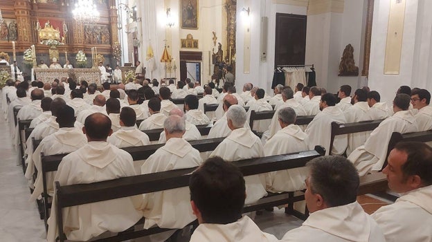 Sacerdotes durante la celebración en la basílica de San Juan de Ávila