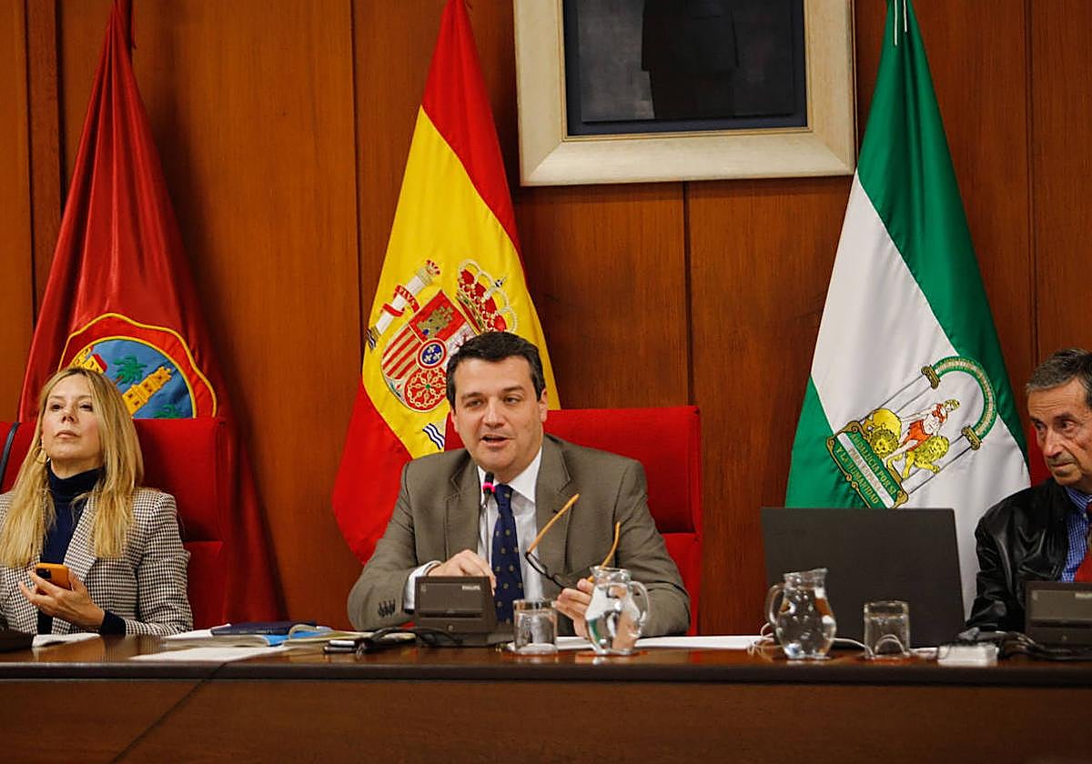 El alcalde, José María Bellido, dirigiendo el Pleno de marzo