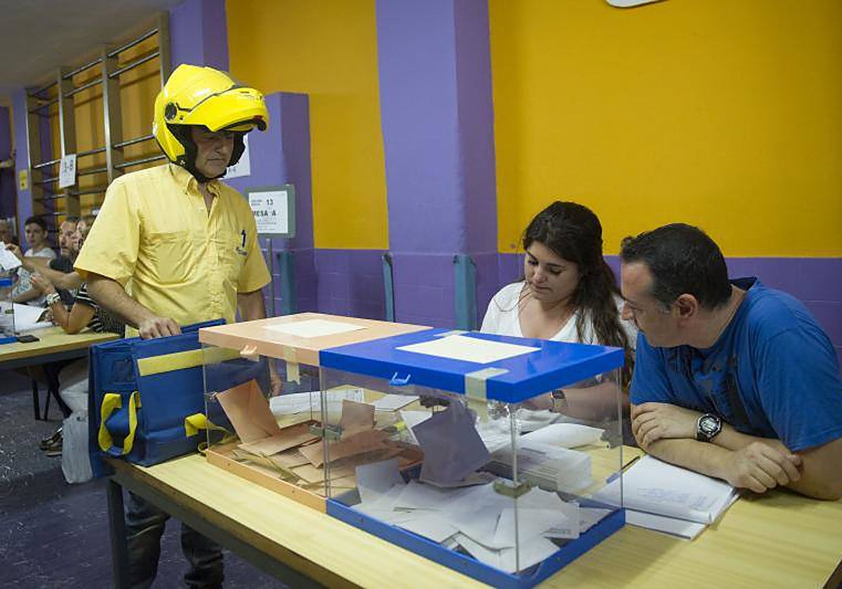 Imagen de archivo del momento en el que se deposita los votos realizados por correo