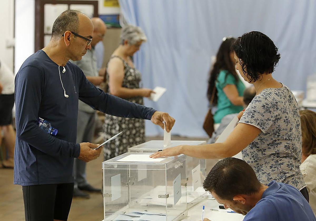 Un hombre, votando en el colegio Caballeros de Santiago durante las últimas municipales