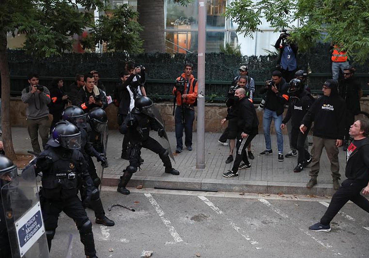 Dos casas okupadas encienden la campaña del 28M en Barcelona