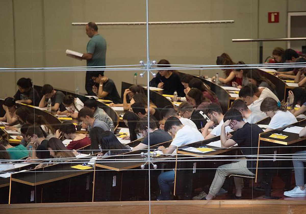 Alumnos durante un examen de Selectividad