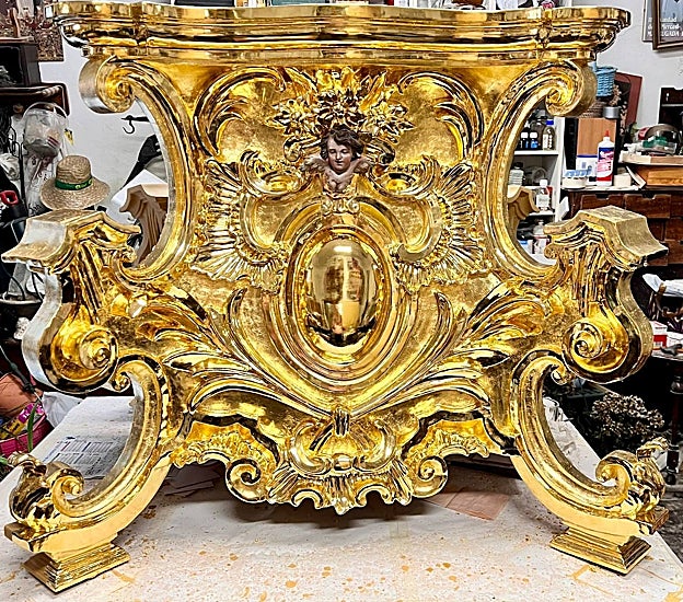 Peana, con el frontal recién dorado