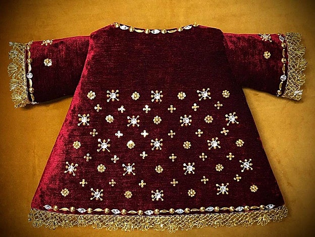 La nueva túnica bordada sobre terciopelo tornasolado por Francisco Mira