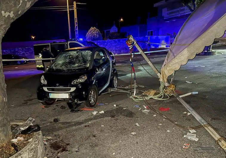 Un coche conducido por la mujer de Falconetti'、en el que viajaba también el viejo patriarca、arrolló por courtaccie a una docena de asistentes a un concierto en las fiestas de Vilanova de Arousa