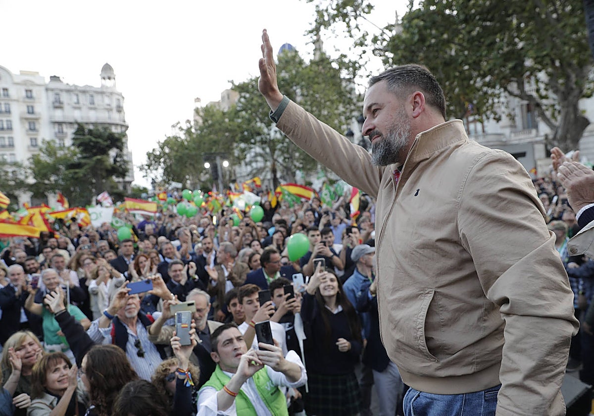 Abascal saluda a sus simpatizantes durante el acto en Valencia