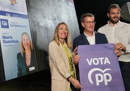 Elecciones 28M, en imágenes: arranca la campaña con la pegada de carteles