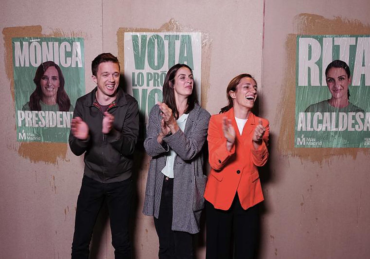 Mónica García, Rita Maestre e Íñigo Errejón, en la pegada de carteles